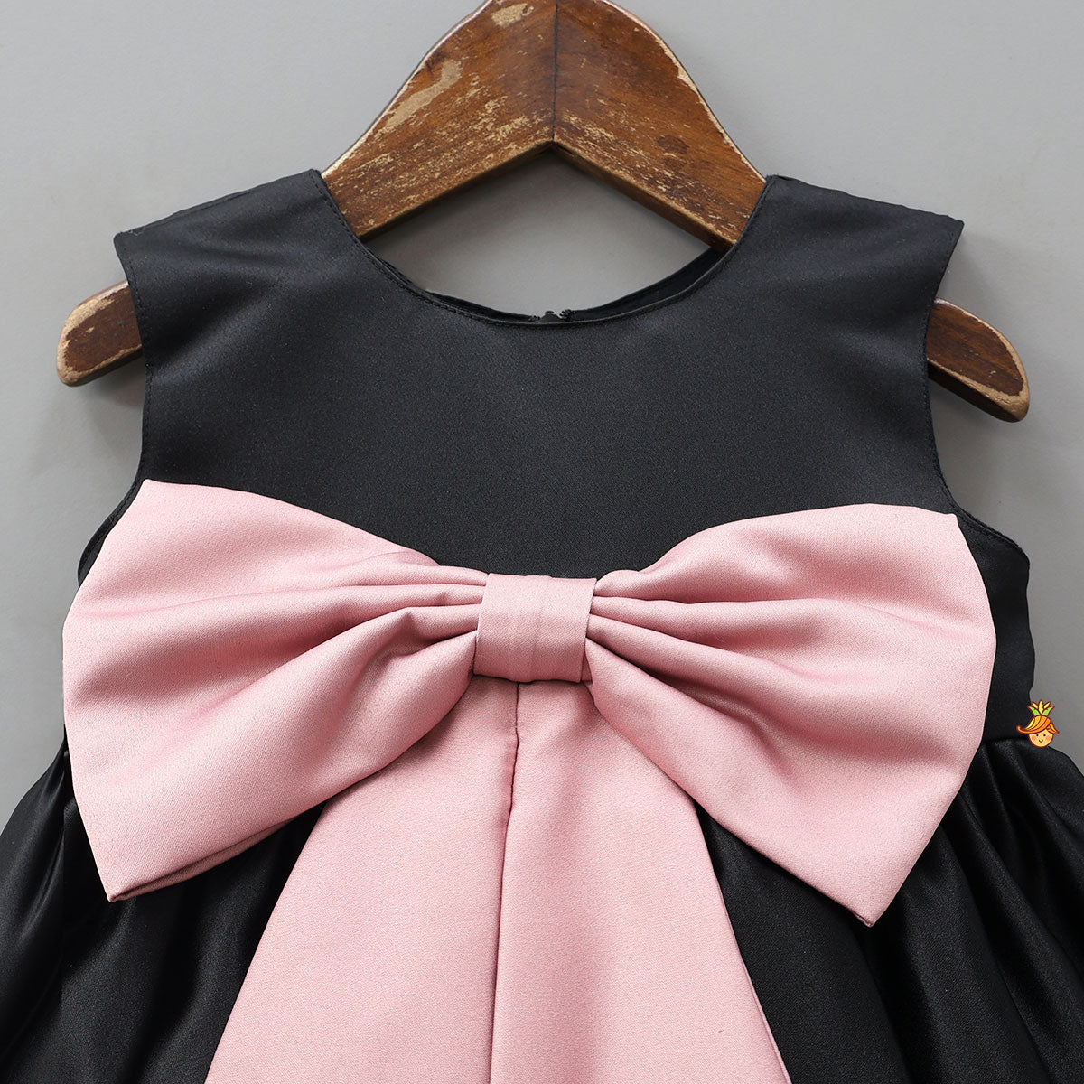Contrasting Bow Adorned Dress