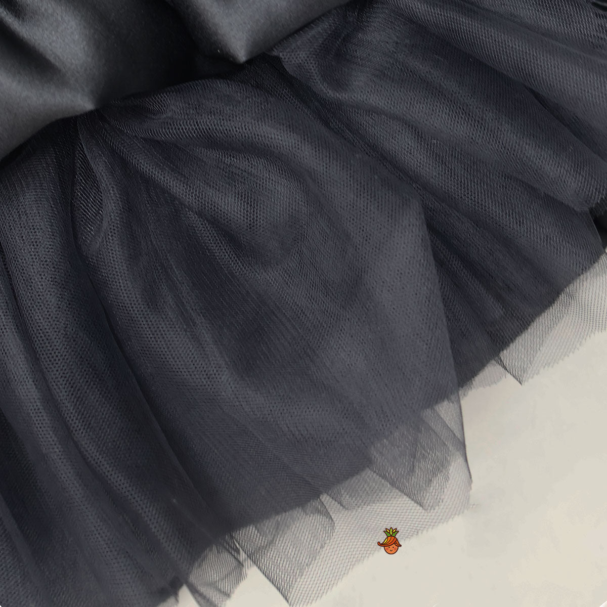 Contrasting Bow Adorned Dress