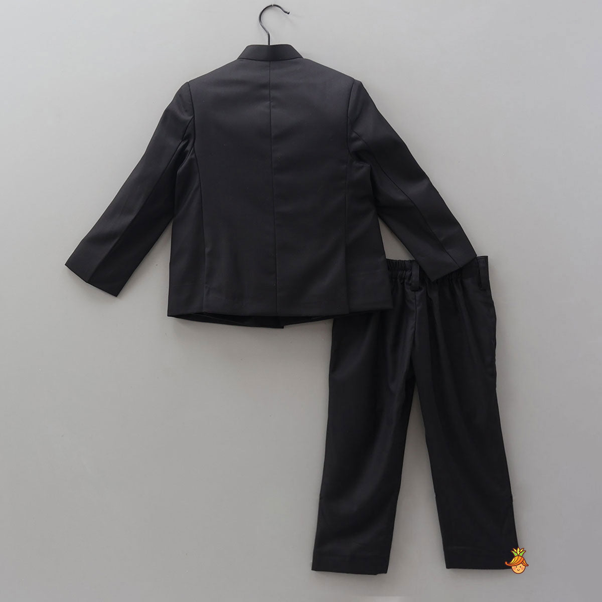 Pre Order: Dual Pocket Detail Elegant Sherwani And Pant