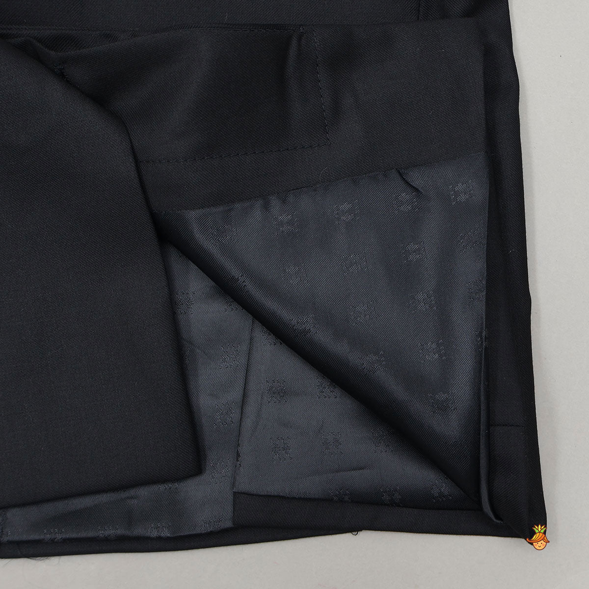 Pre Order: Dual Pocket Detail Elegant Sherwani And Pant