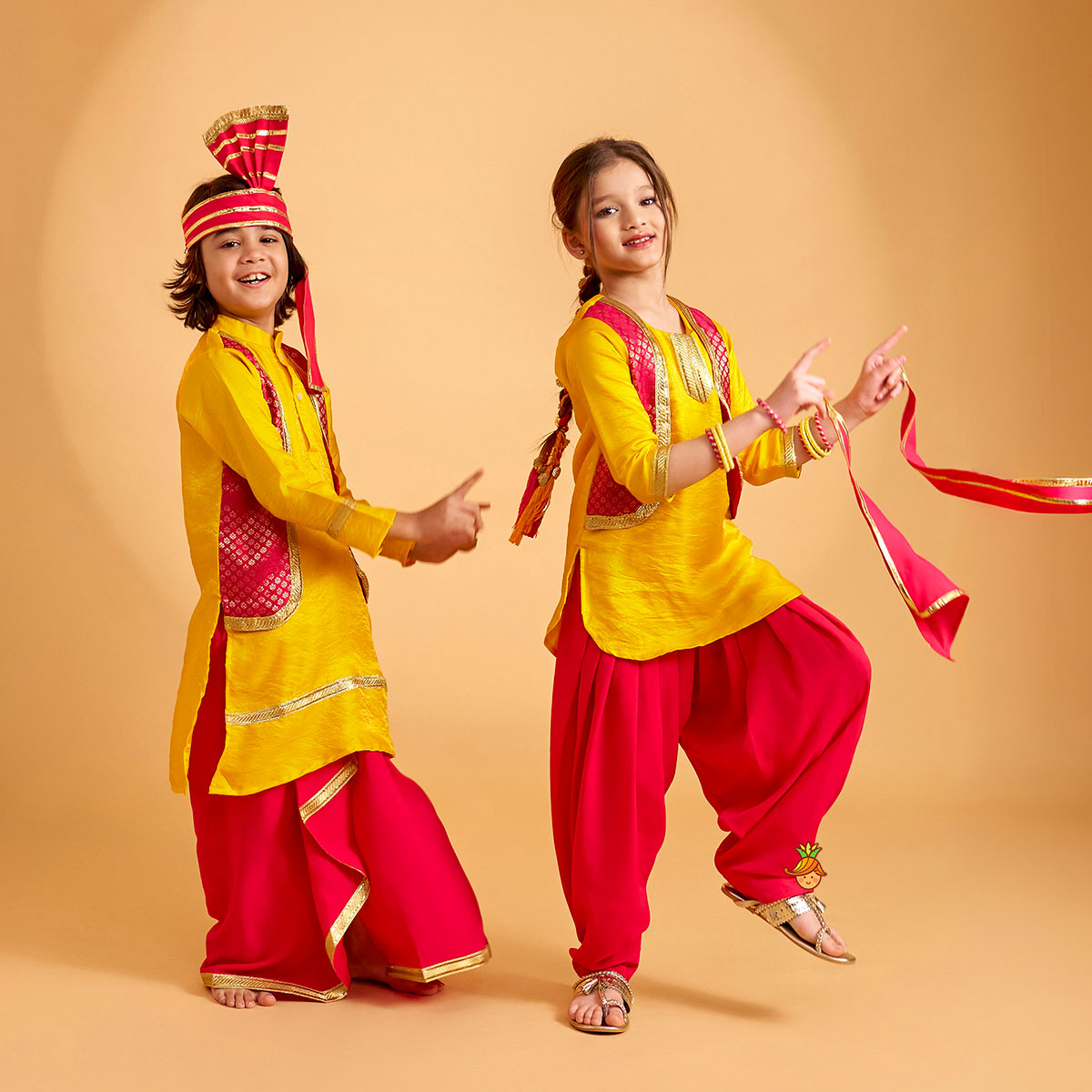 Shimmery Festive Kurta With Lungi, Turban And Accessories Set twinning model image 1