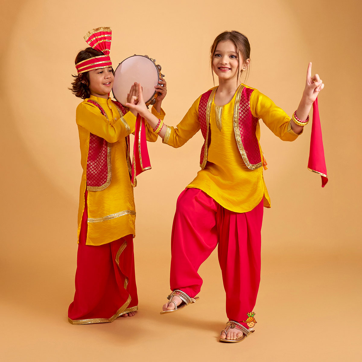Shimmery Festive Kurta With Lungi, Turban And Accessories Set twinning model image 2