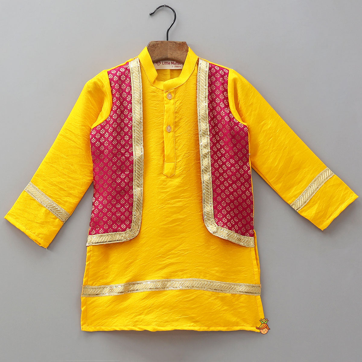 Shimmery Festive Kurta With Lungi, Turban And Accessories Set