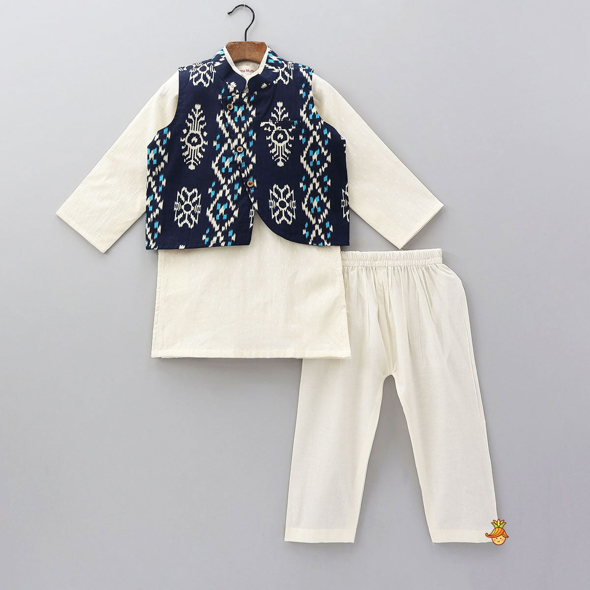 Pre Order: Pocket Detail Kurta With Contrasting Jacket And Pyjama