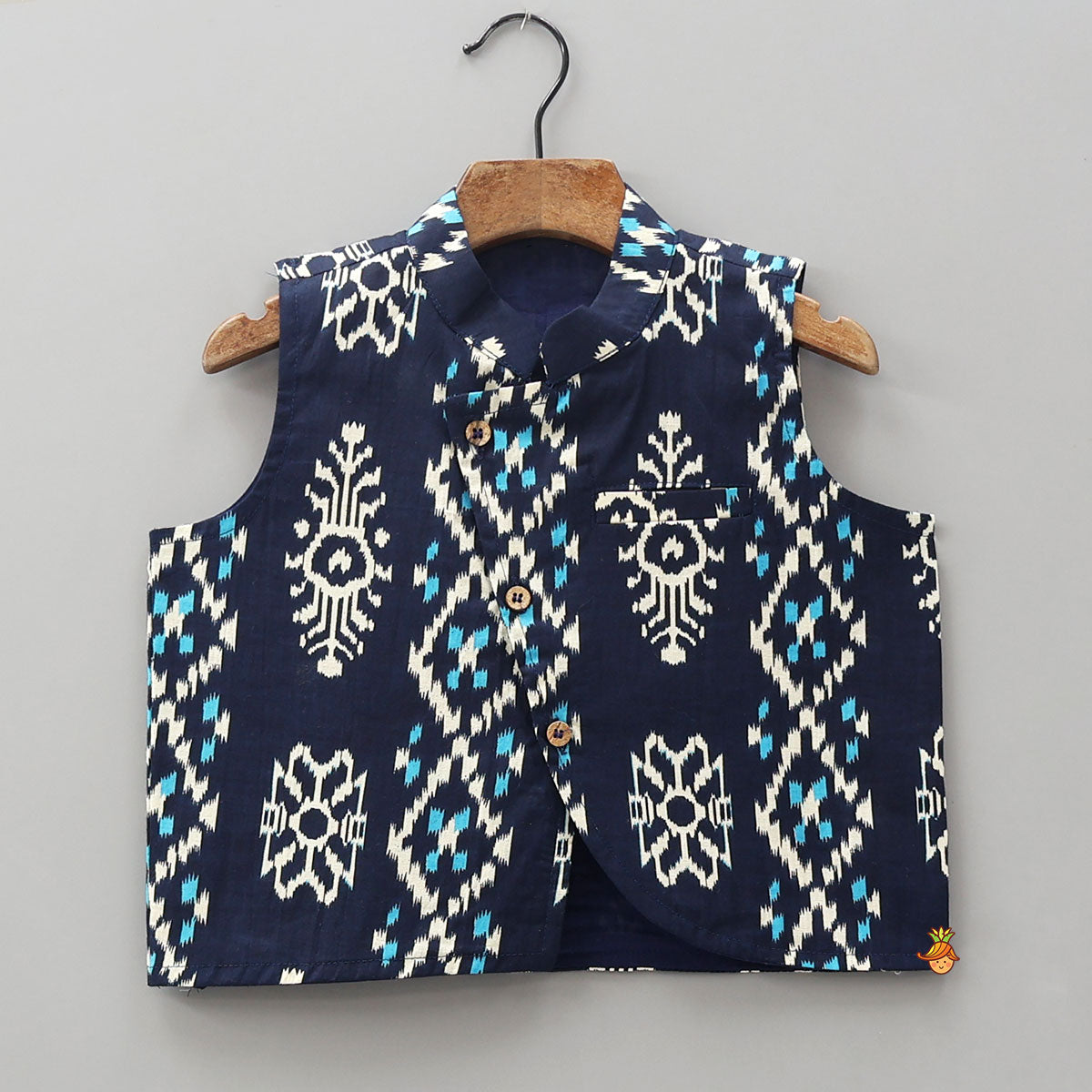 Pre Order: Pocket Detail Kurta With Contrasting Jacket And Pyjama