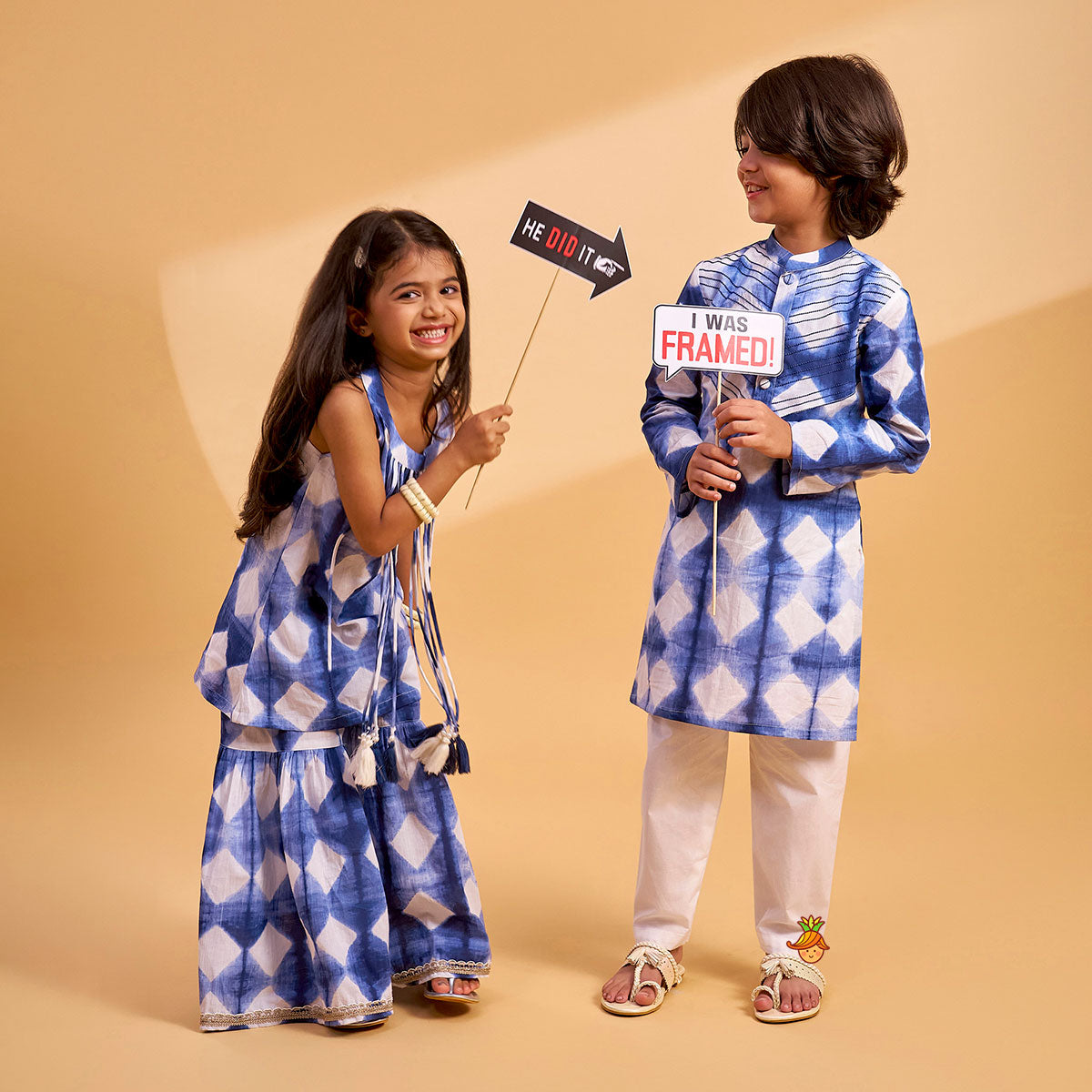Thread Detailed Yoke Printed Ethnic Kurta And Pyjama twinning model image 2