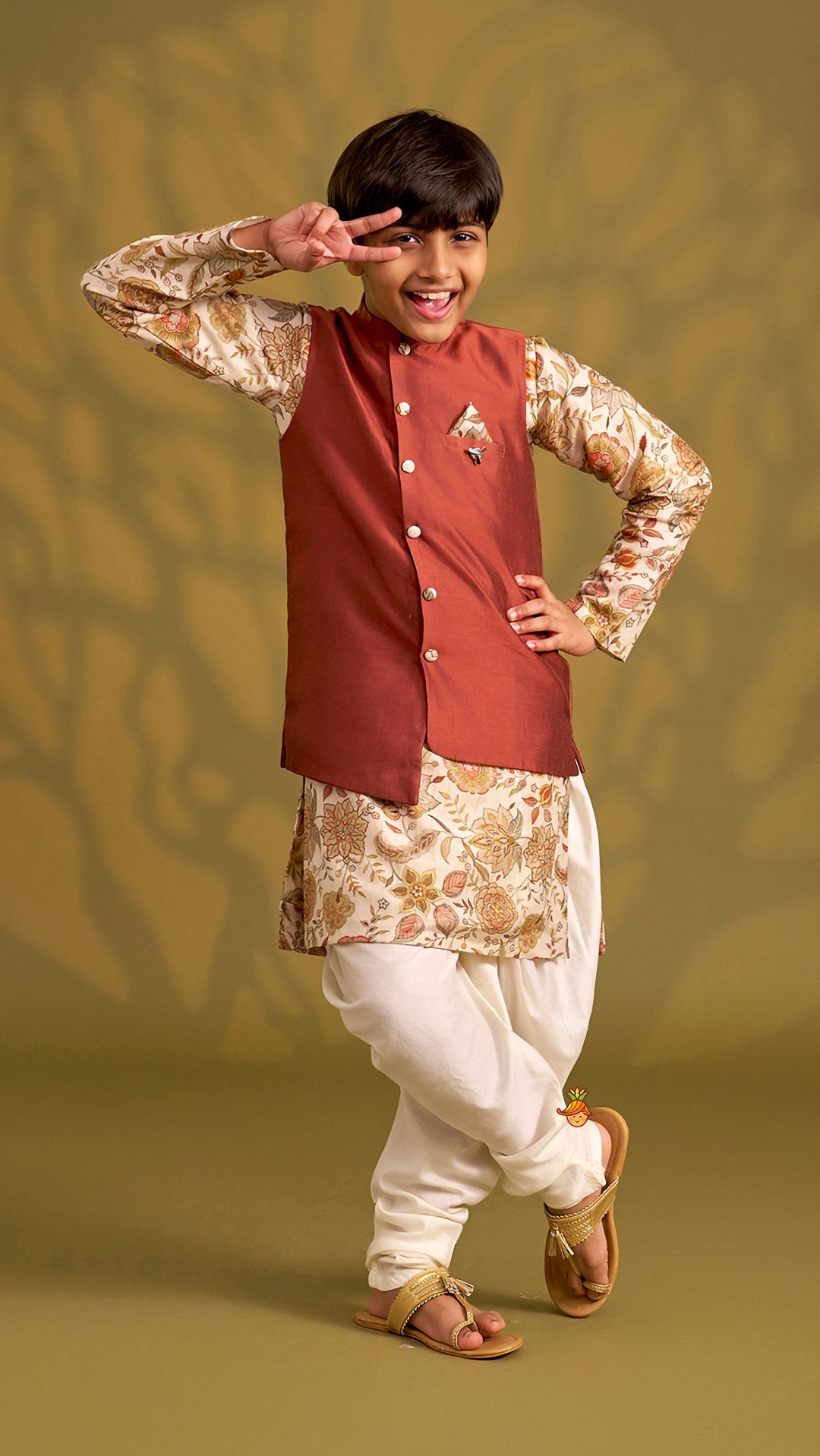Pre Order: Printed Kurta With Asymmetric Jacket And Churidar