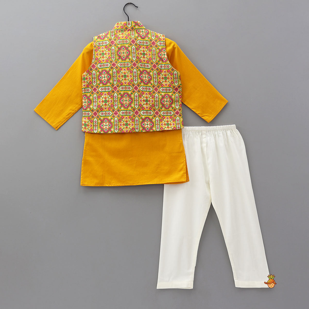 Pocket Detail Ethnic Kurta With Jacket And Pyjama