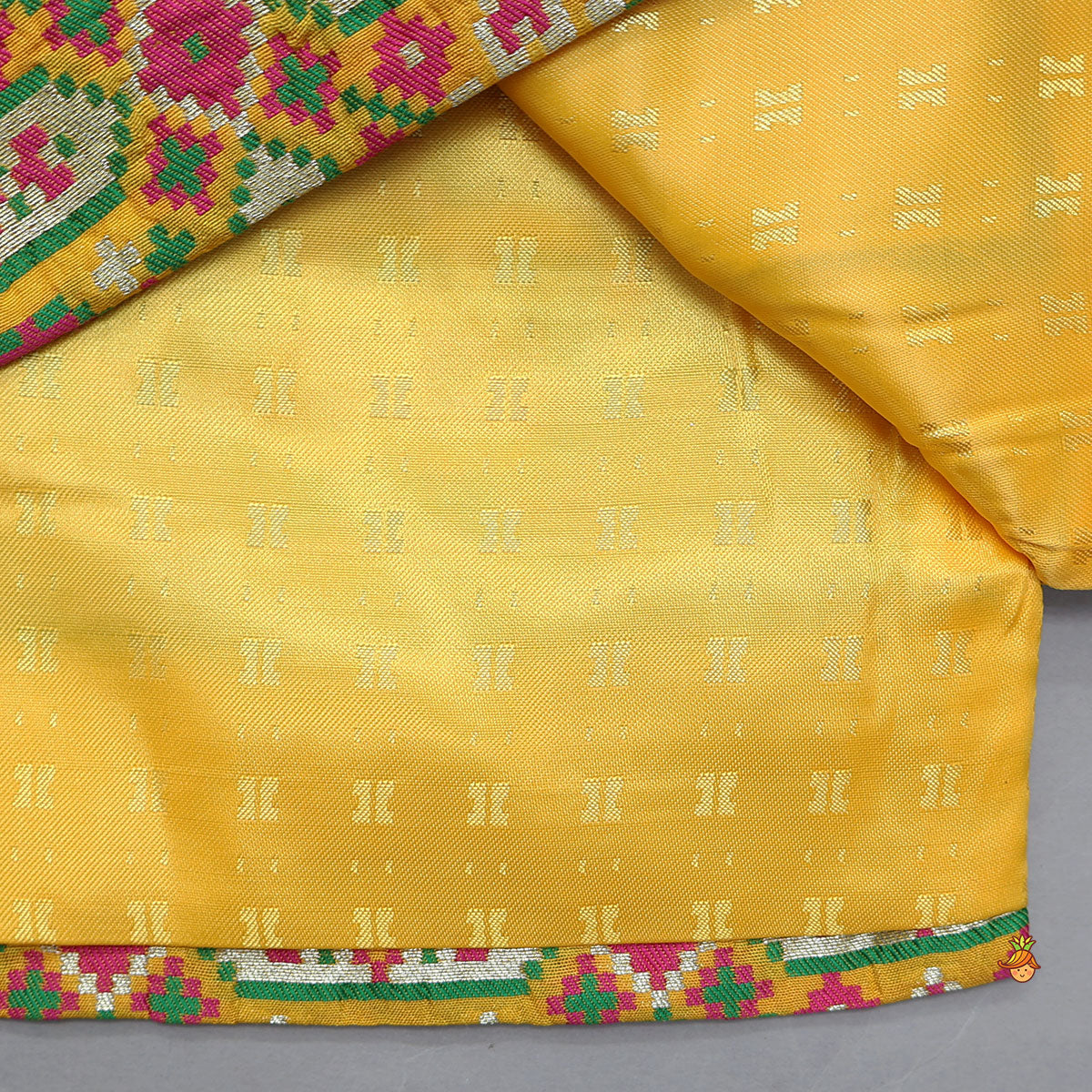 Pocket Detail Ethnic Kurta With Jacket And Pyjama