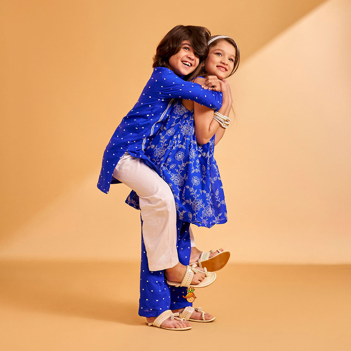 Booti Thread Embroidered Kurta And Pyjama twinning model image 3
