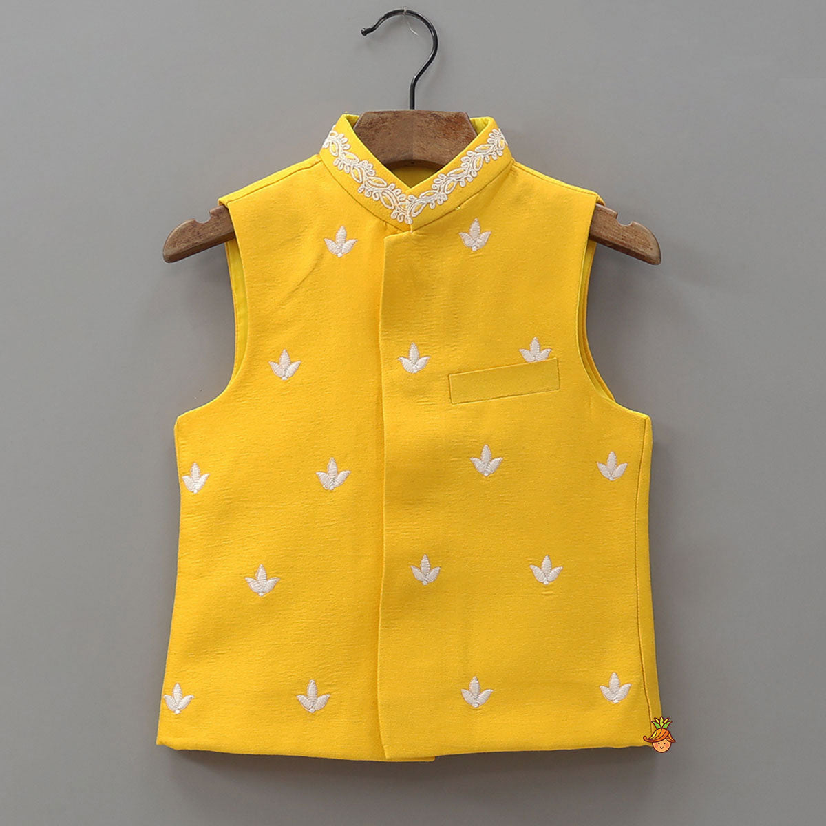 Pre Order: Ethnic Kurta With Thread Work Jacket And Pyjama