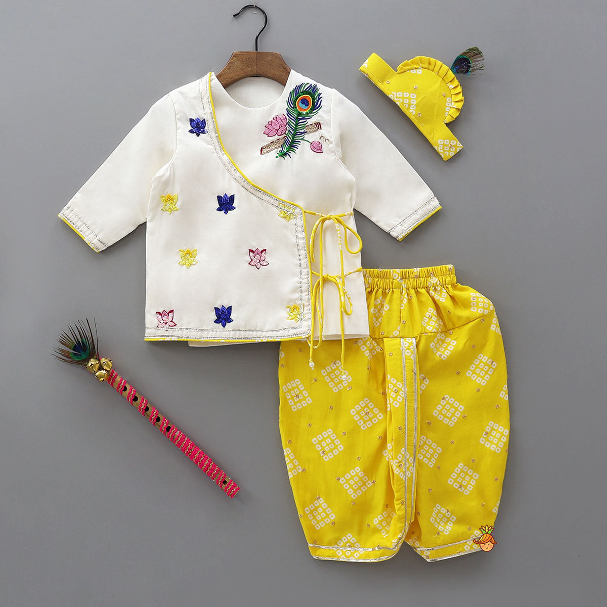 Pre Order: Mor Pankh Embroidered Kurta And Bandhani Printed Dhoti With Matching Mukut And Basuri