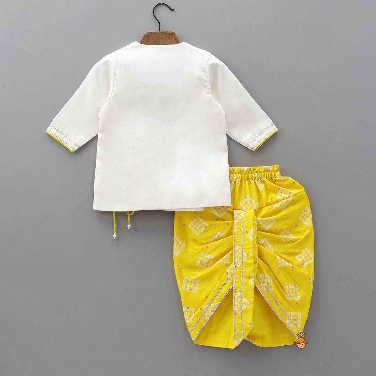 Pre Order: Mor Pankh Embroidered Kurta And Bandhani Printed Dhoti With Matching Mukut And Basuri