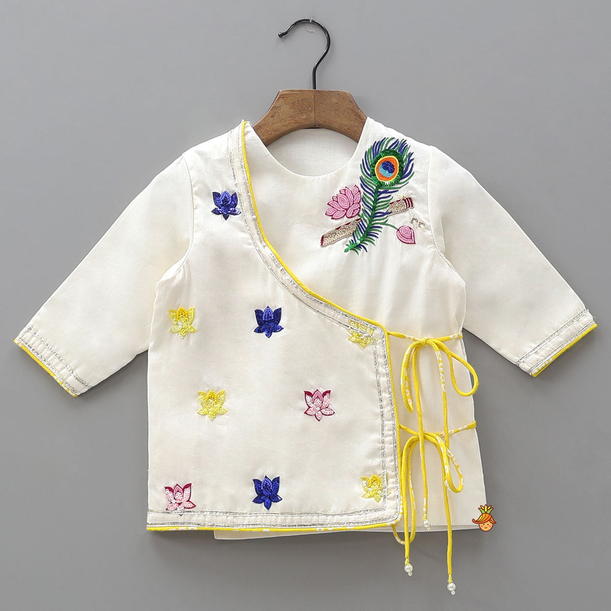 Pre Order: Mor Pankh Embroidered Kurta And Bandhani Printed Dhoti With Matching Mukut And Basuri