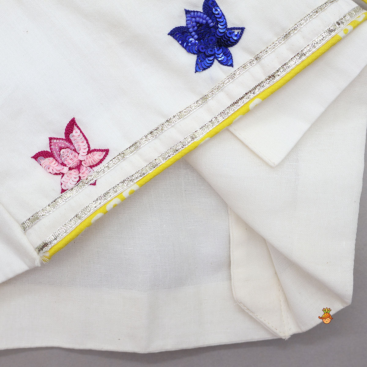 Pre Order: Mor Pankh Embroidered Kurta And Bandhani Printed Dhoti With Matching Mukut And Basuri