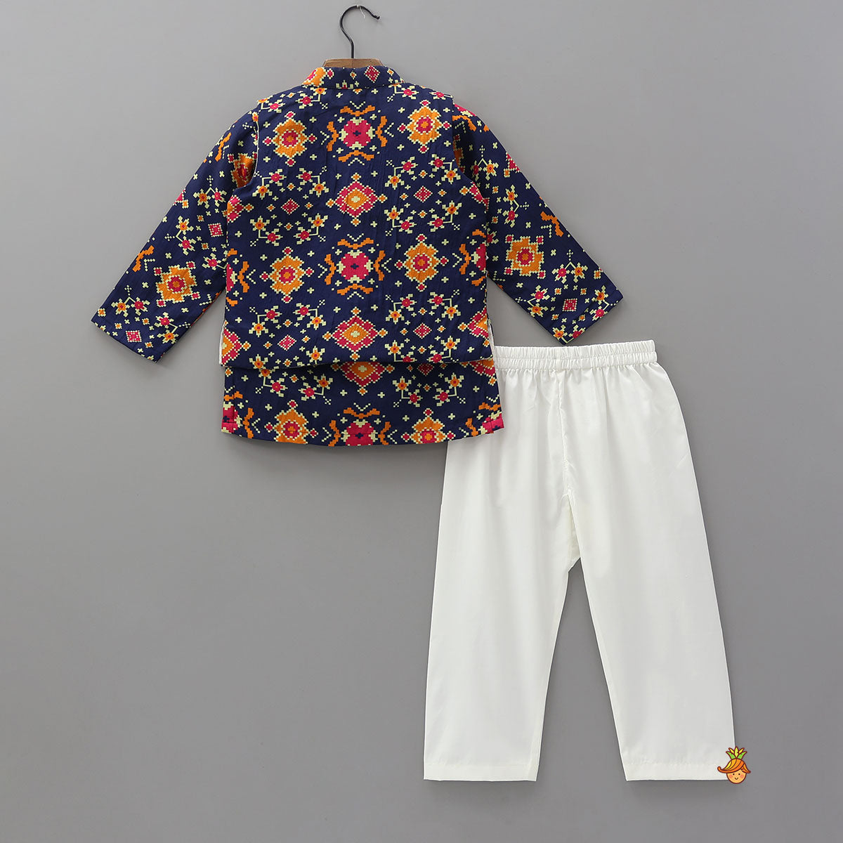 Pre Order: Geometric Printed Kurta With Open Jacket And Pyjama