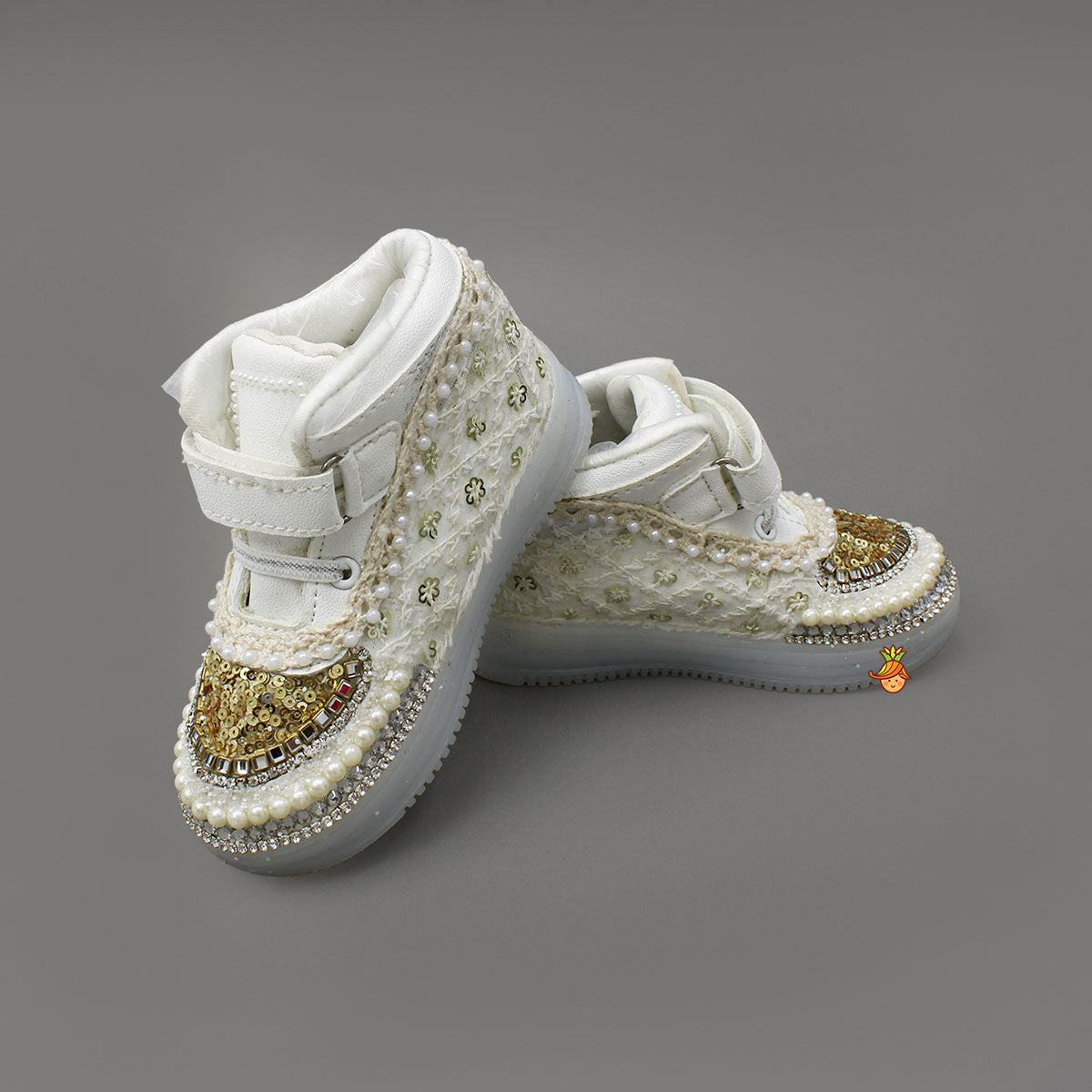 Fashionable Embroidered Lace Shoes