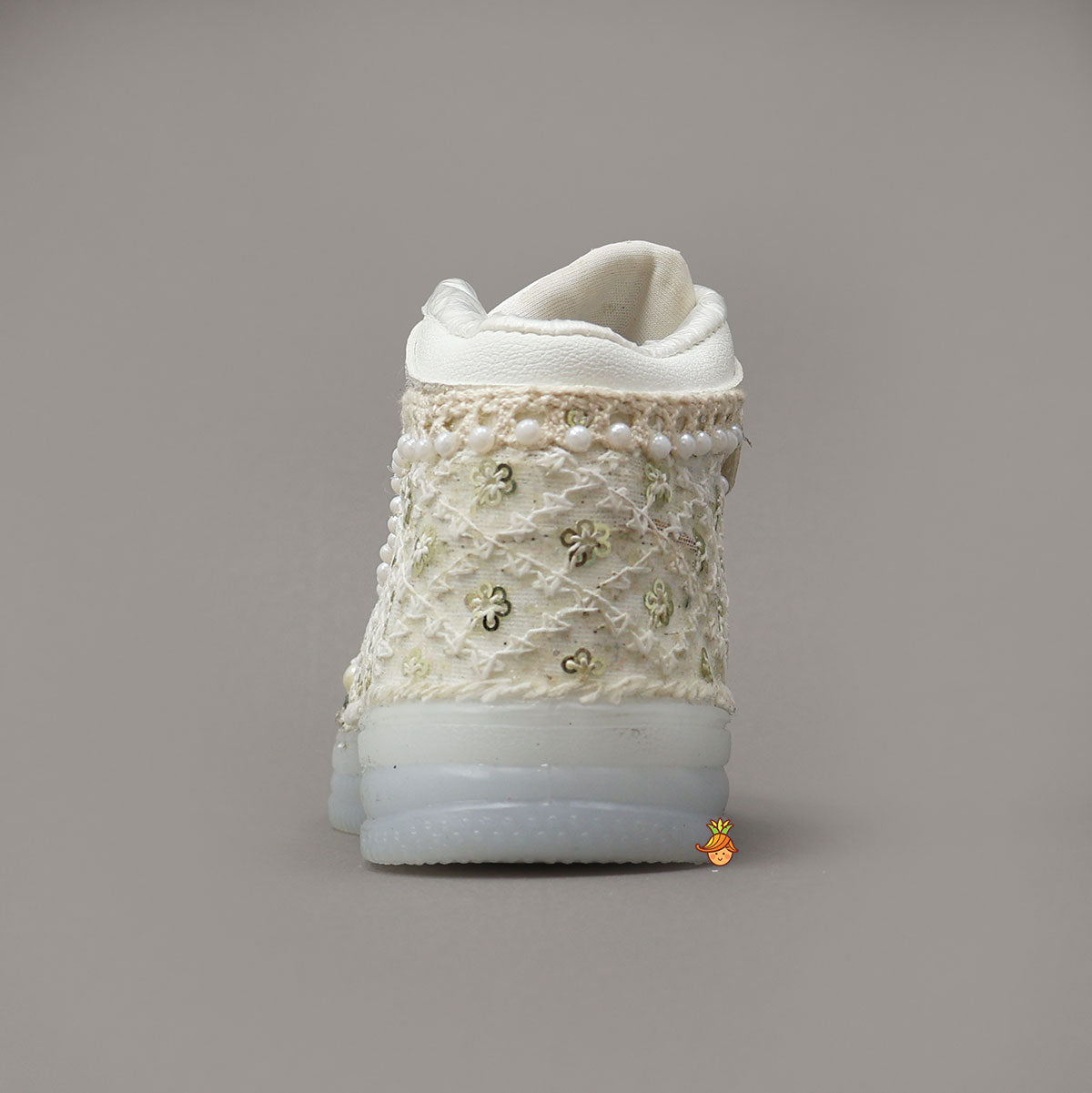 Fashionable Embroidered Lace Shoes