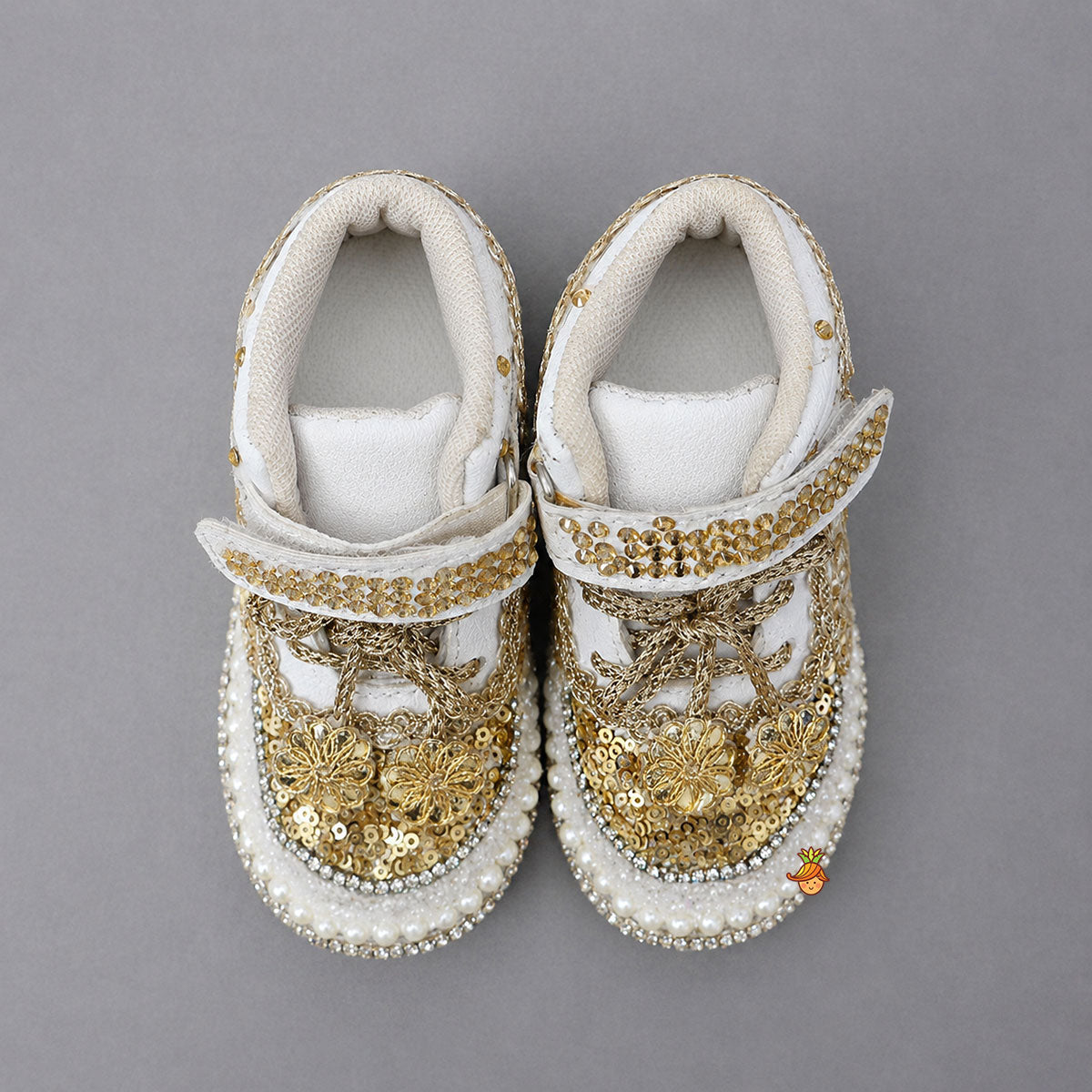 Fashionable Hand Embroidered Lace Shoes With Knot Detailing