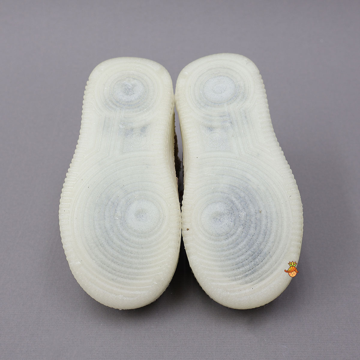 Fashionable Hand Embroidered Lace Shoes With Knot Detailing
