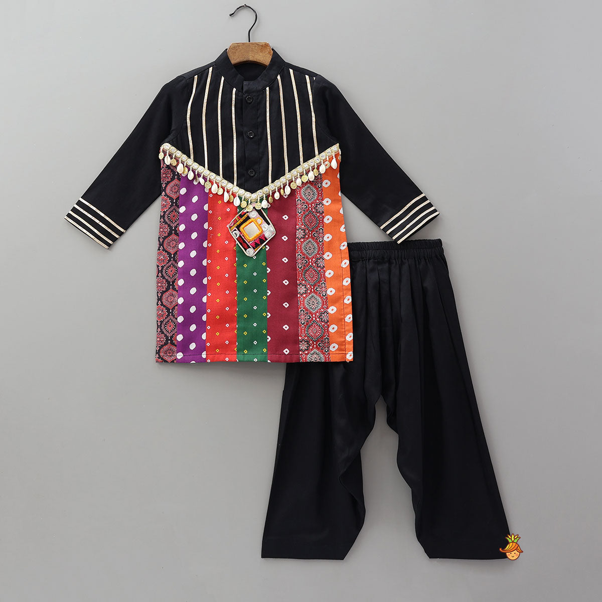 Pre Order: Contrasting Bandhani Printed Kurta With Patiala