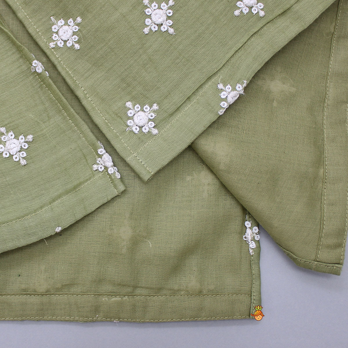 Pre Order: Elegant Green Embroidered Kurta And Dhoti